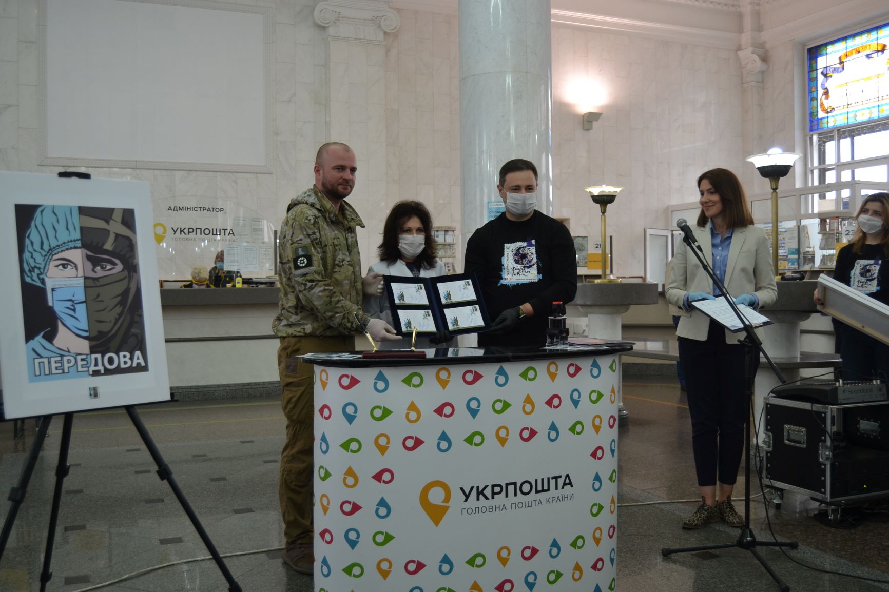 В Україні з'явилася нова поштова марка присвячена боротьбі з коронавірусом