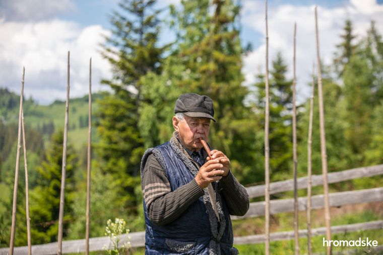 82-річний прикарпатський майстер виготовив інструменти для Kazka та Руслани ФОТО