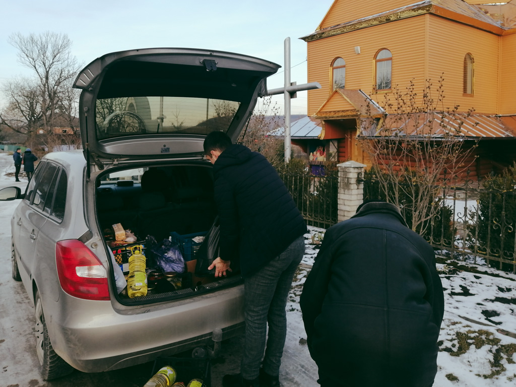 На Прикарпатті зібрали понад три тони фруктів, овочів, меду і вареників для бійців на передову ФОТО