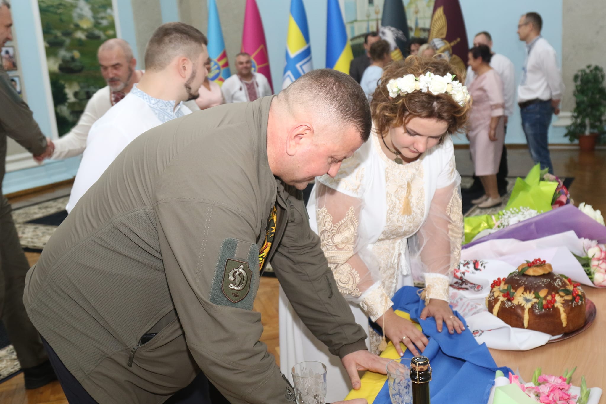 Фото с залужным. Офицерская свадьба. Украинская свадьба. Свадебный генерал. Офицер Украины.