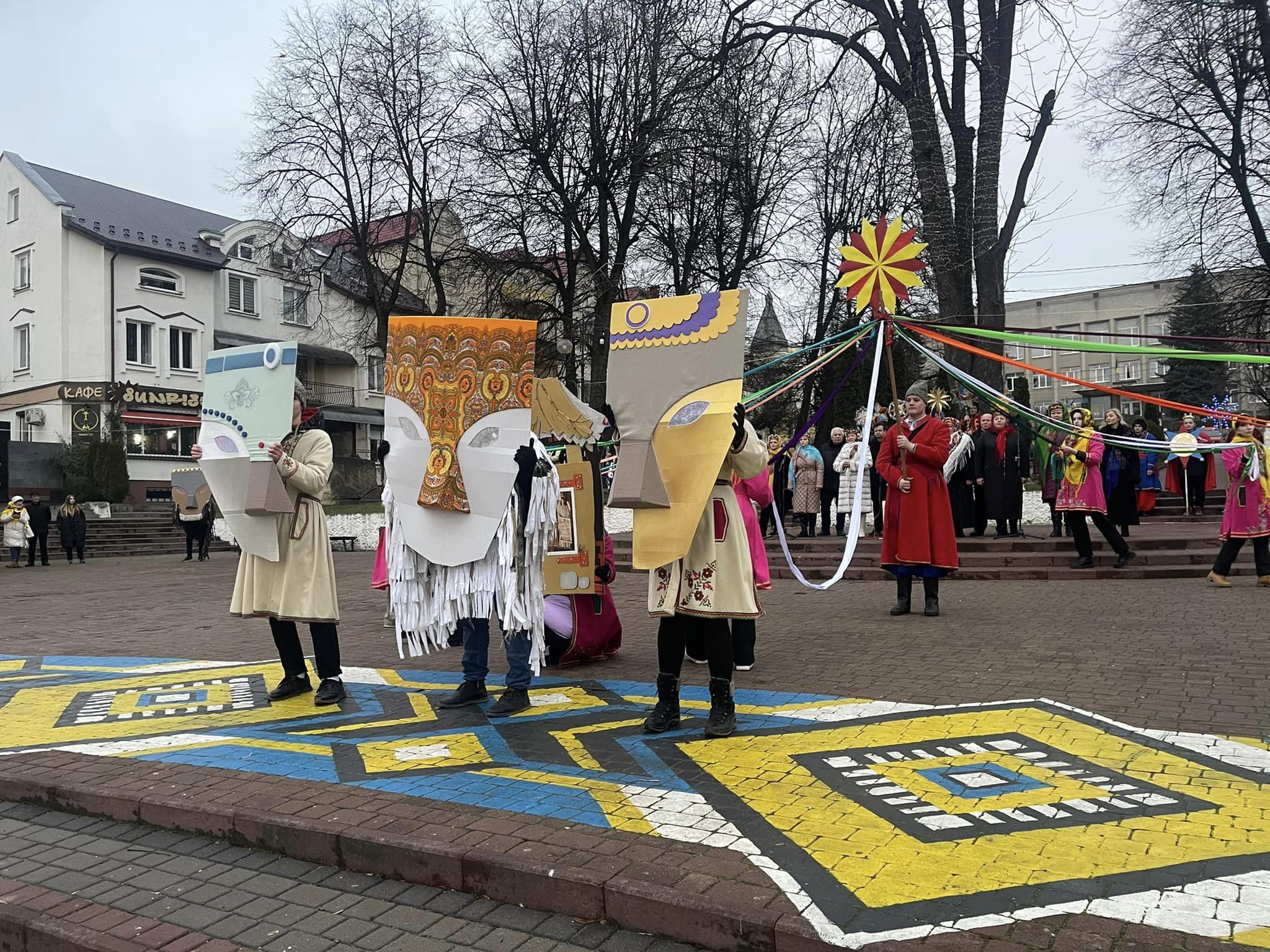 Трембіти, "кікімори" і гігантські маски: вулицями Калуша пройшла вертепна хода