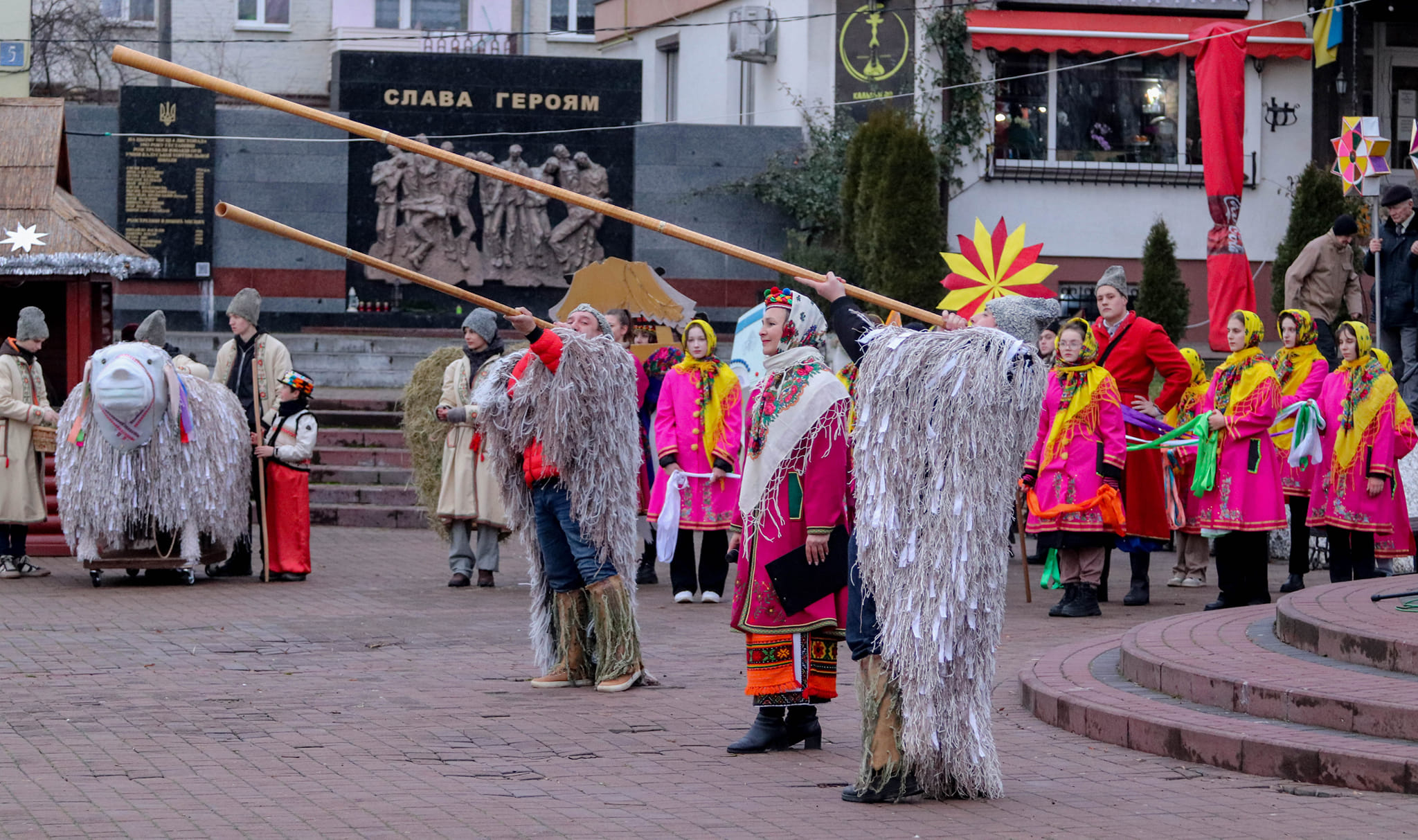 Трембіти, "кікімори" і гігантські маски: вулицями Калуша пройшла вертепна хода