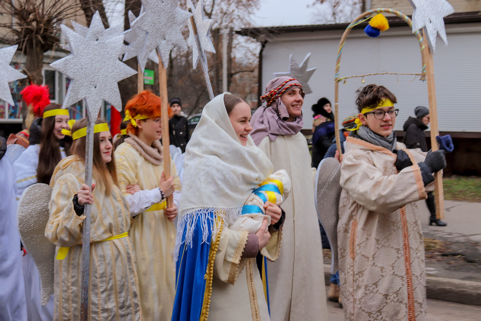 Трембіти, "кікімори" і гігантські маски: вулицями Калуша пройшла вертепна хода