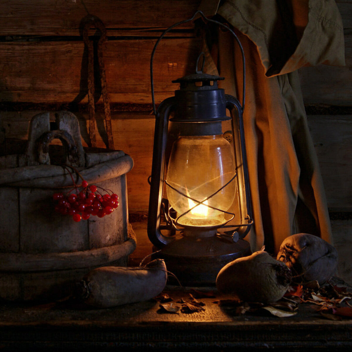 Старая лампа керосиновая в натюрморте