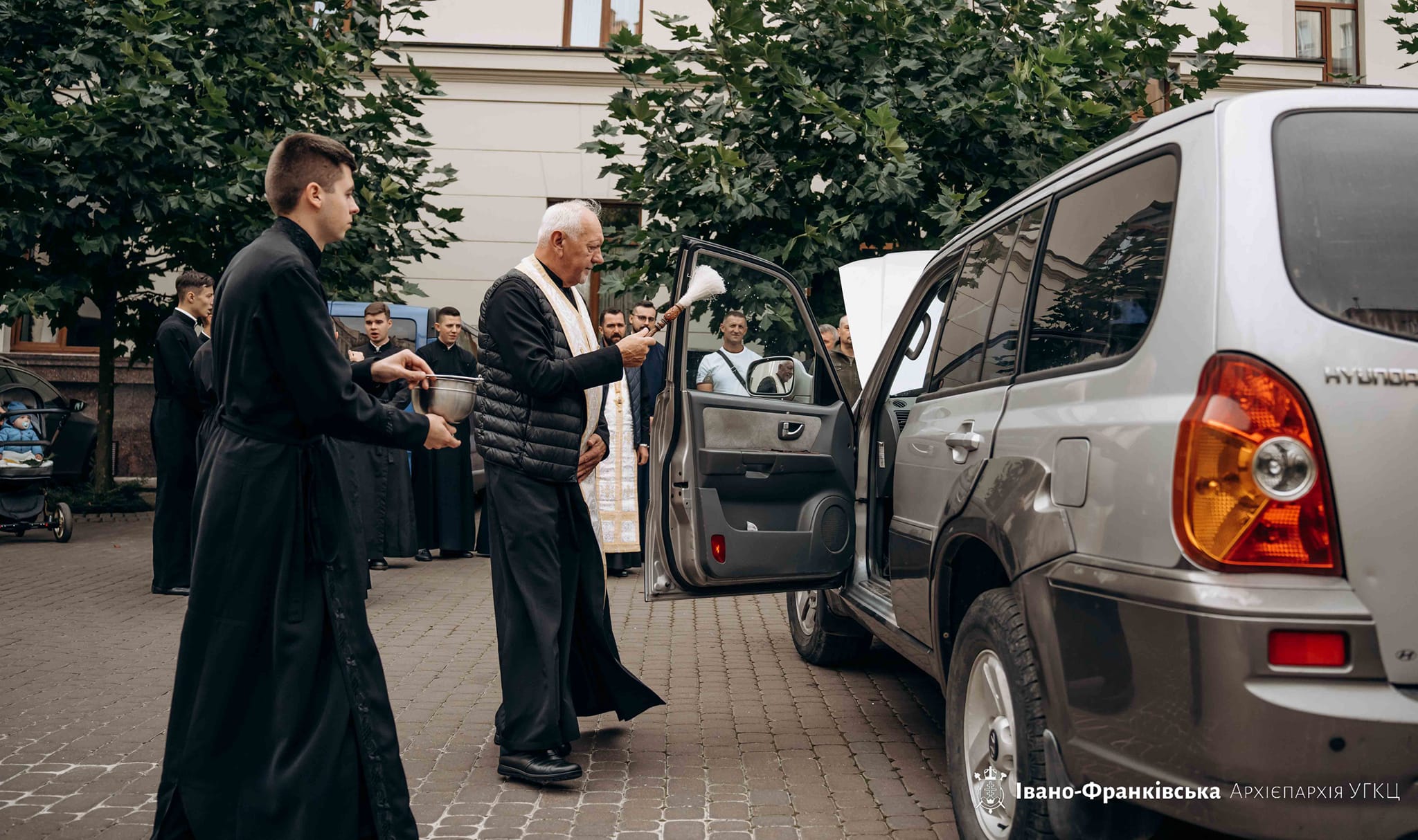 Митрополит Володимир освятив черговий автомобіль для потреб ЗСУ