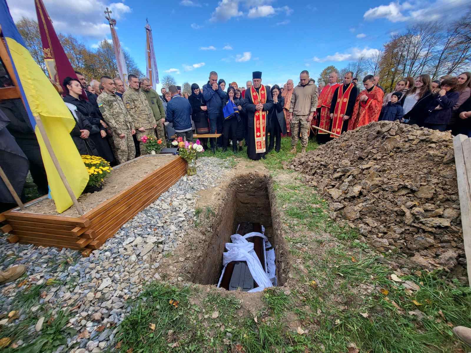 На Калушині бійця Івана Барнича поховали поряд із товаришем, який теж загинув на війні