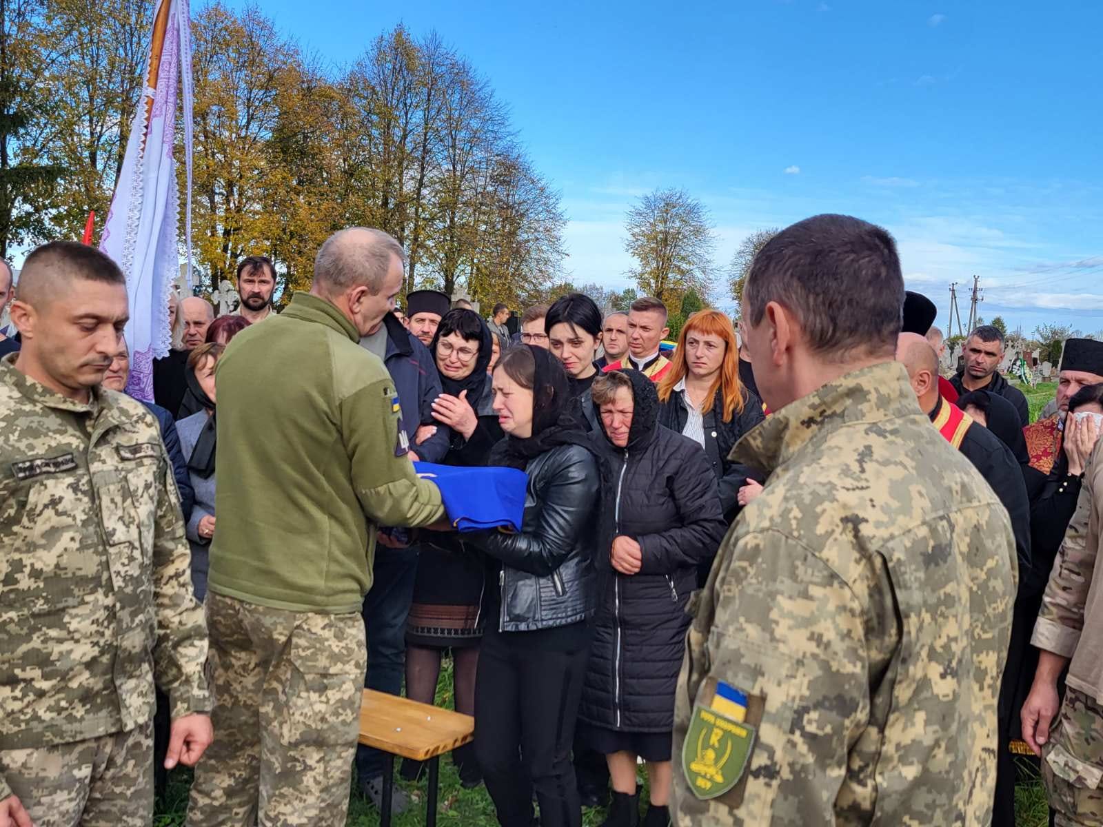 На Калушині бійця Івана Барнича поховали поряд із товаришем, який теж загинув на війні