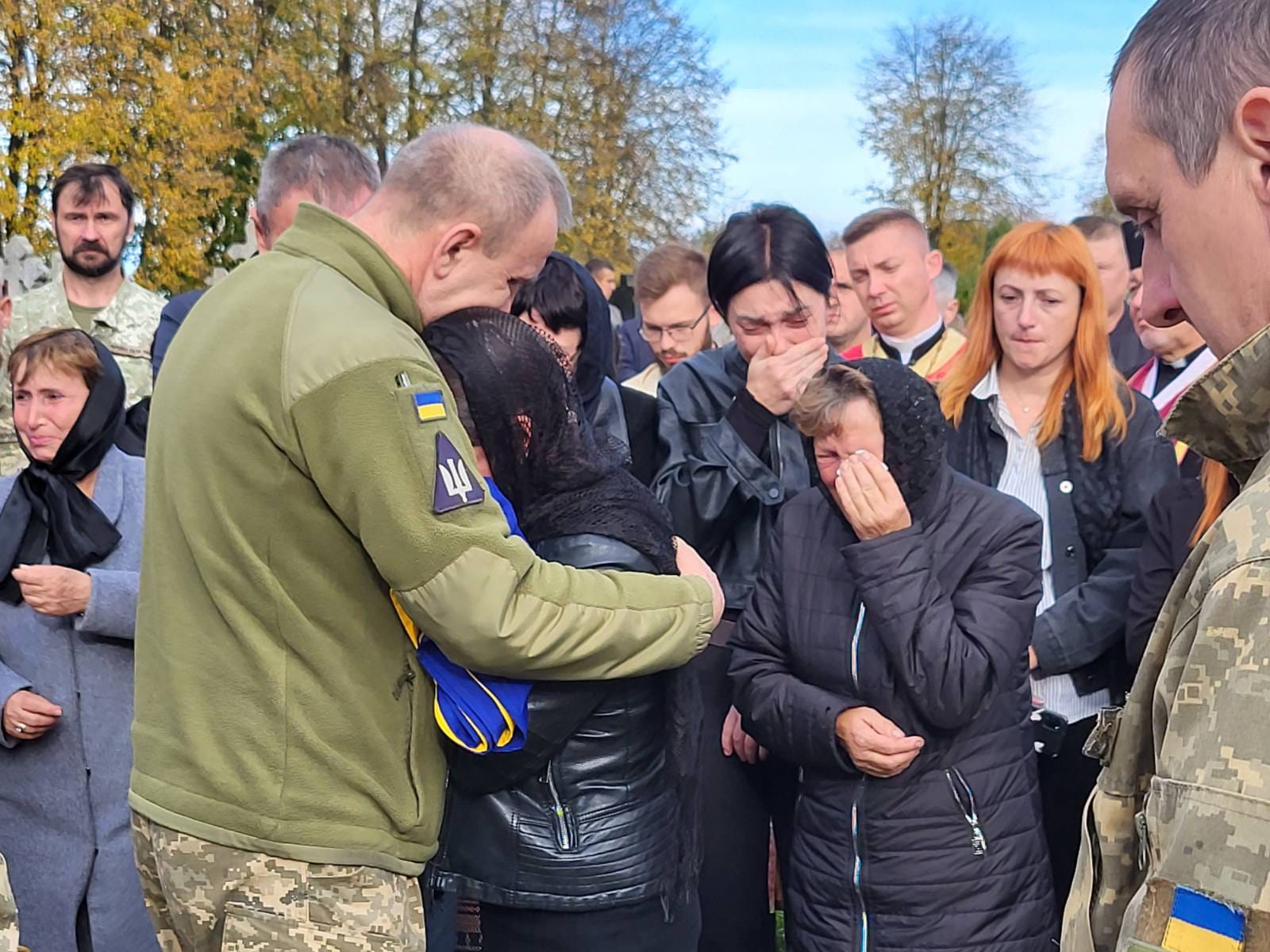 На Калушині бійця Івана Барнича поховали поряд із товаришем, який теж загинув на війні