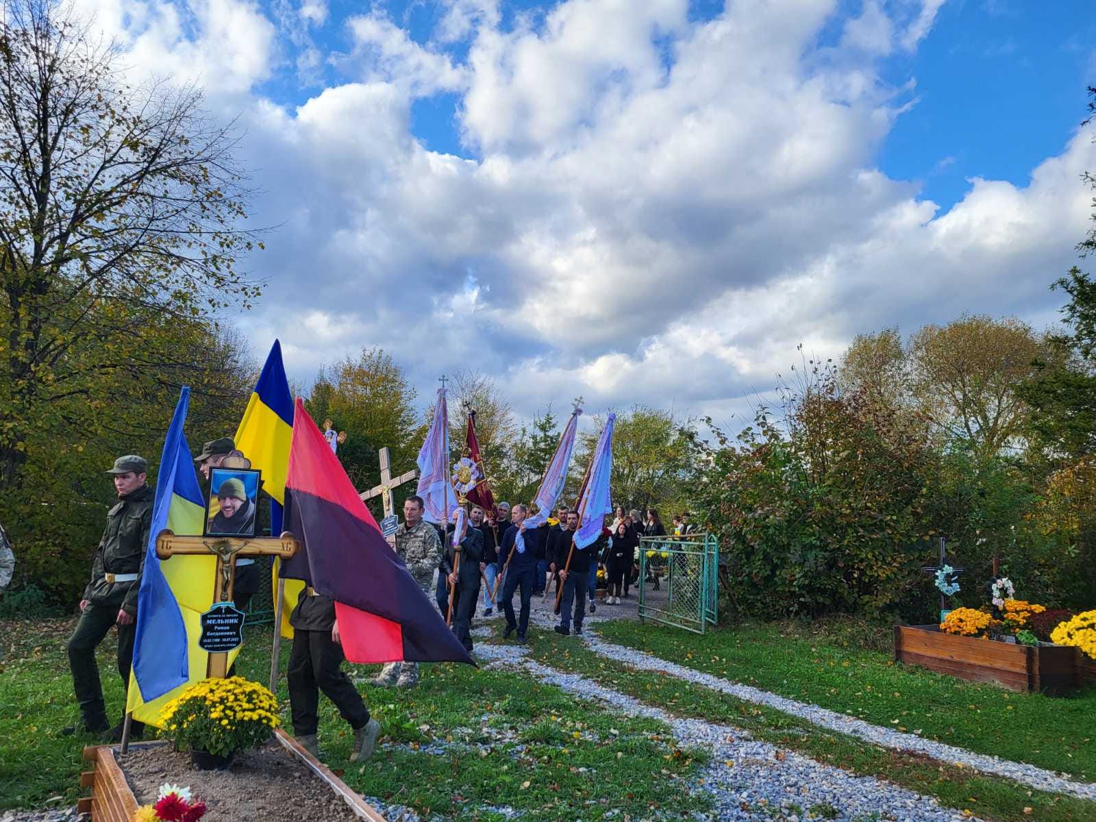 На Калушині бійця Івана Барнича поховали поряд із товаришем, який теж загинув на війні