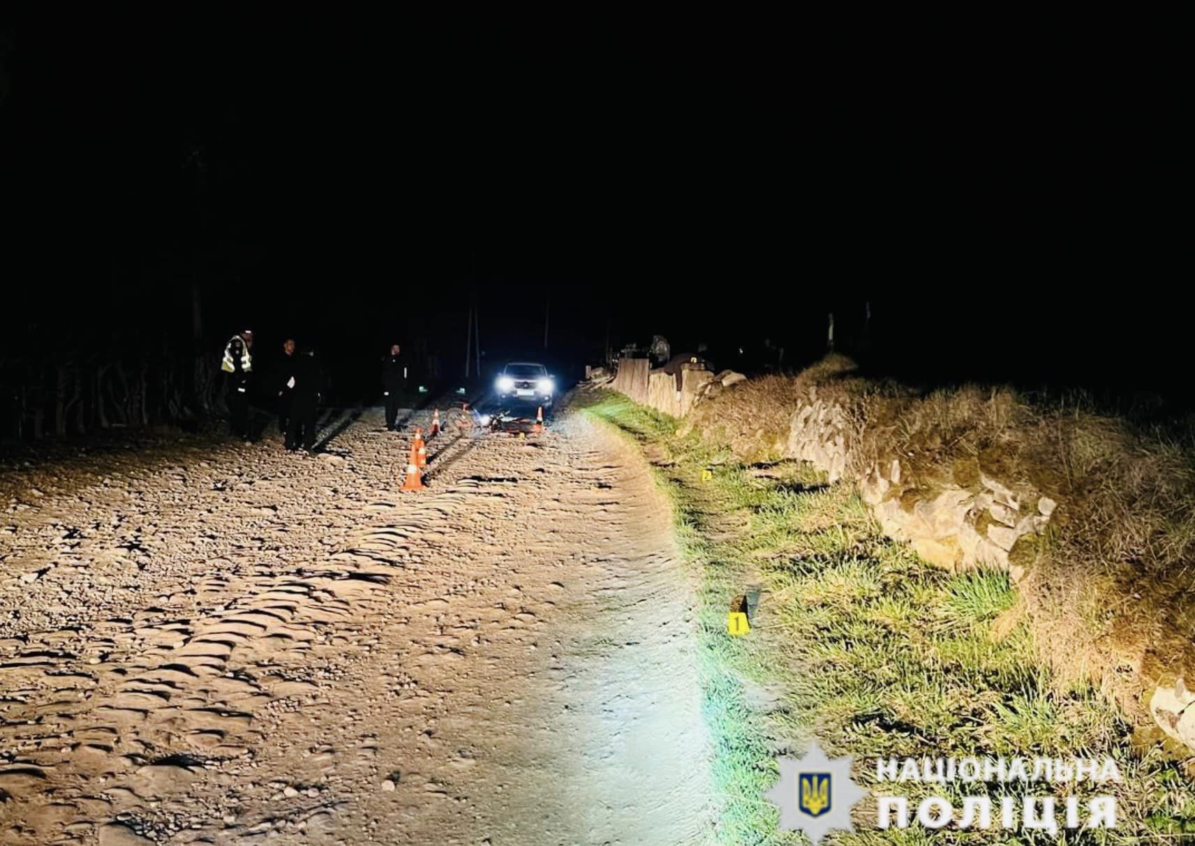 Вночі на Прикарпаті хлопці на мотоциклі врізалися в кам’яну огорожу: є загиблий 