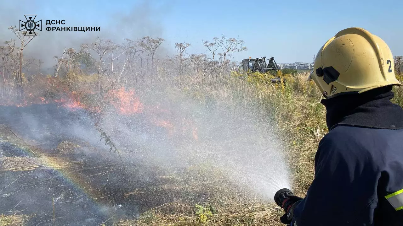 На Прикарпатті рятувальники ліквідували пожежу сухої трави площею 4,5 гектари (Фото)