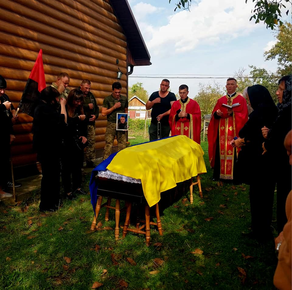 До рідного дому "на щиті" повернувся прикарпатець Тарас Артемович