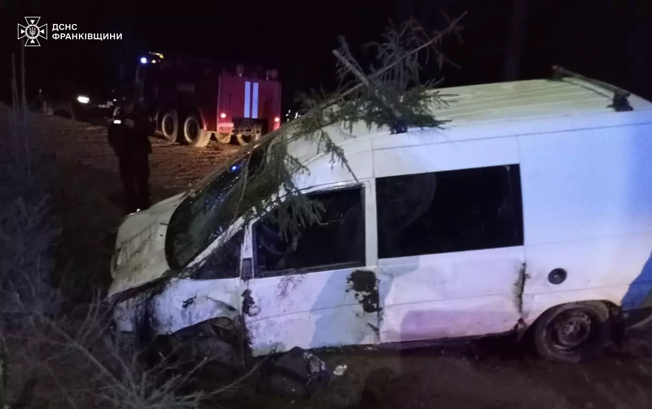 У Вишкові автомобіль перекинувся кілька разів — 20-річний водій загинув на місці (Фото)