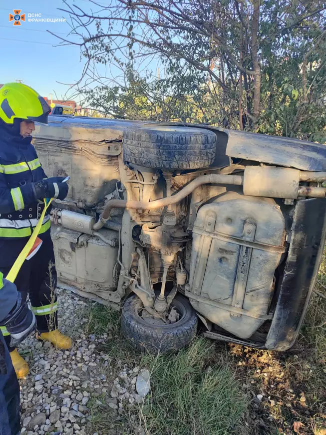 На Франківщині одна автівка перекинулася, інша — в'їхала в дерево (Фото)ї