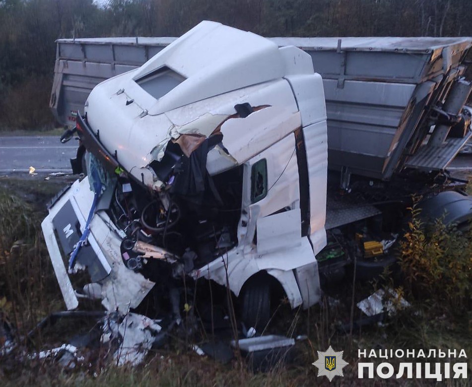 На Львівщині зіткнулися дві вантажівки — 51-річний водій з Прикарпаття помер у лікарні (Фото)