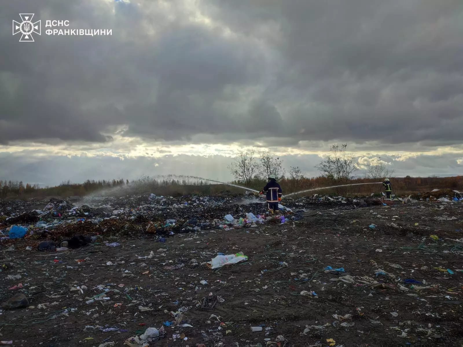 У Брошневі-Осаді три години гасили сміттєзвалище (Фотофакт)