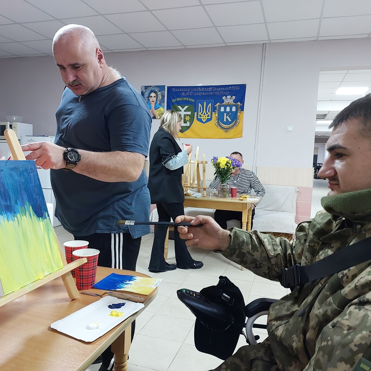 Арттерапія для захисників: у Калуській ЦРЛ військові малювали картини (Фото)