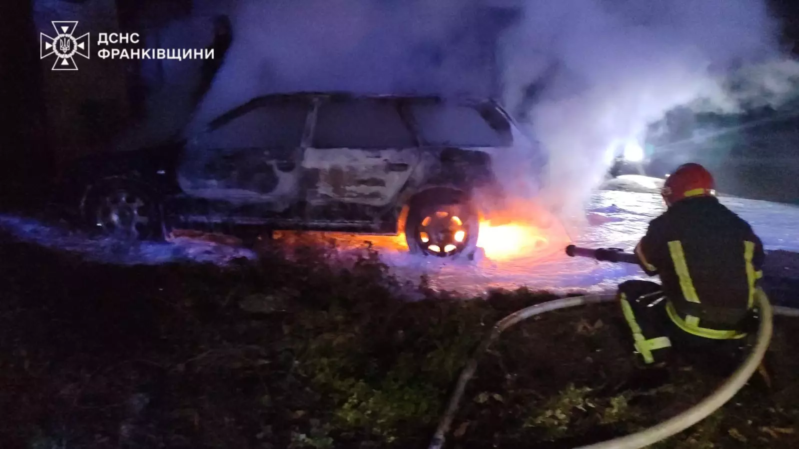 У Івано-Франківську горів легковий автомобіль (Фото)