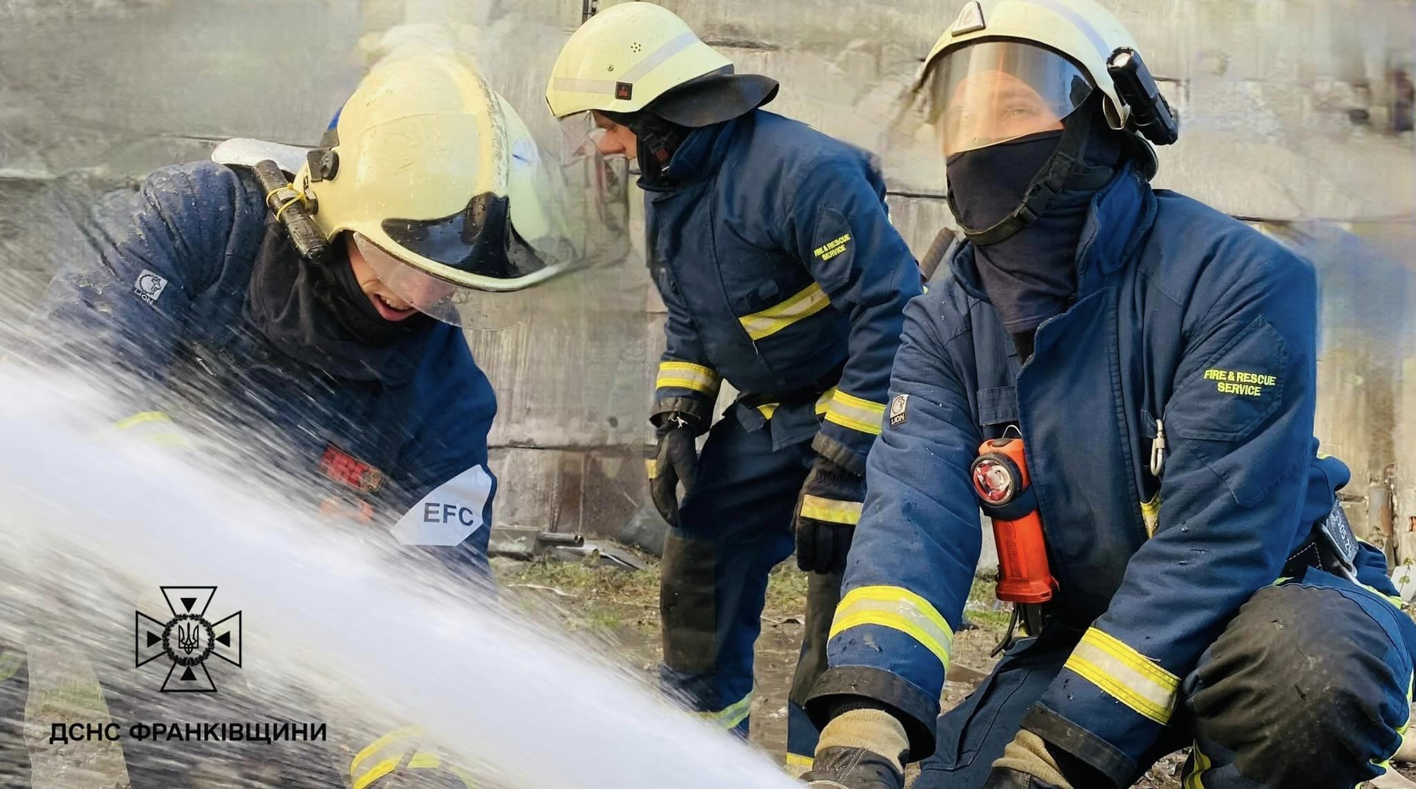 На Прикарпатті 91 рятувальник та 28 одиниць техніки гасили пожежу на об'єкті критичної інфраструктури (Фото)