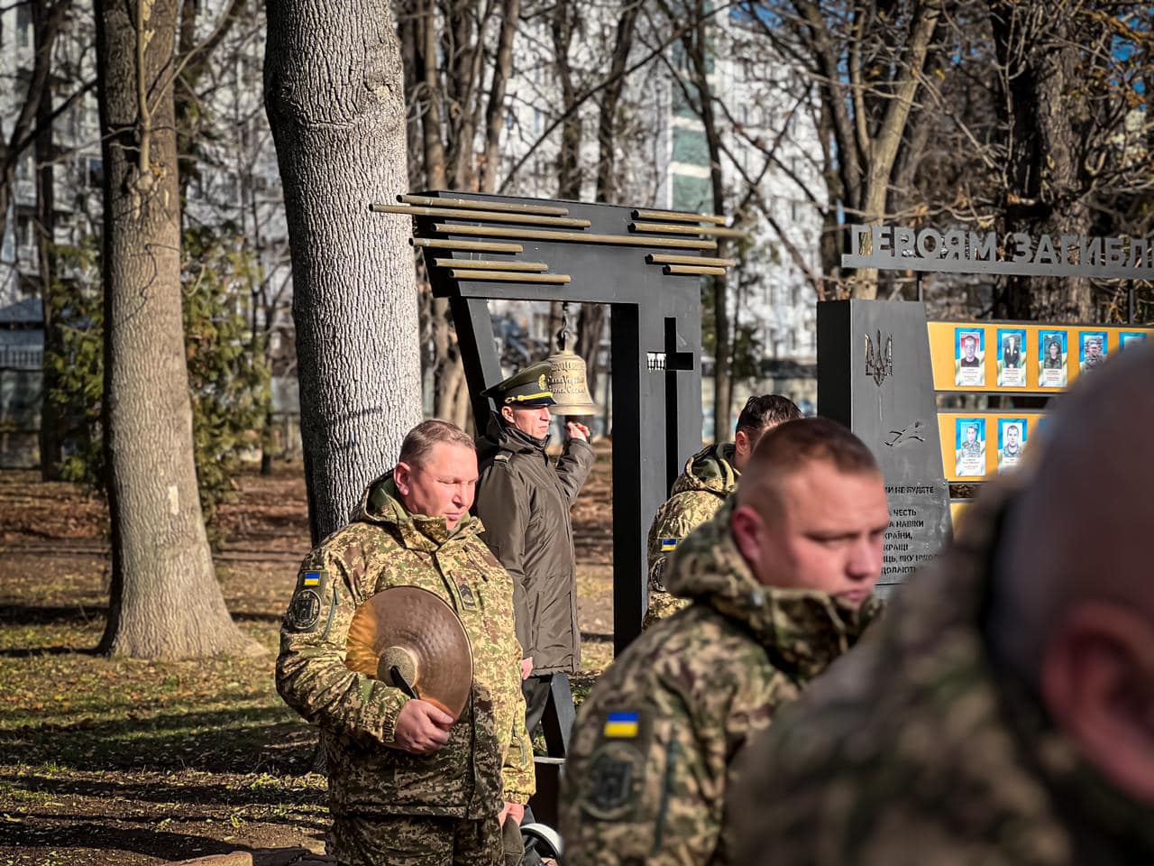 1000 днів повномасштабної війни: у Франківську "Дзвоном пам’яті" вшанували полеглих Захисників