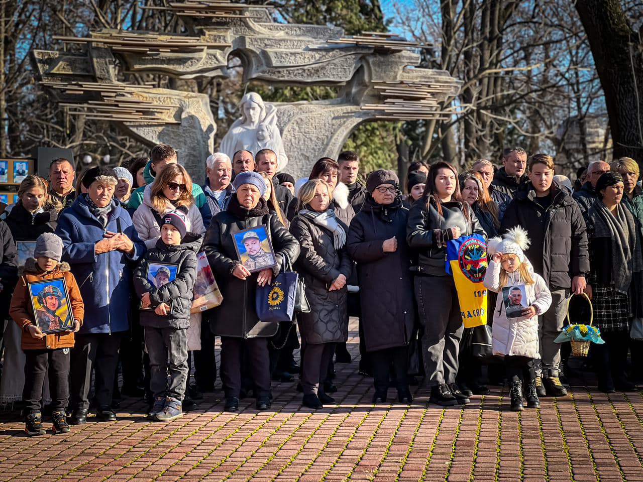 1000 днів повномасштабної війни: у Франківську "Дзвоном пам’яті" вшанували полеглих Захисників