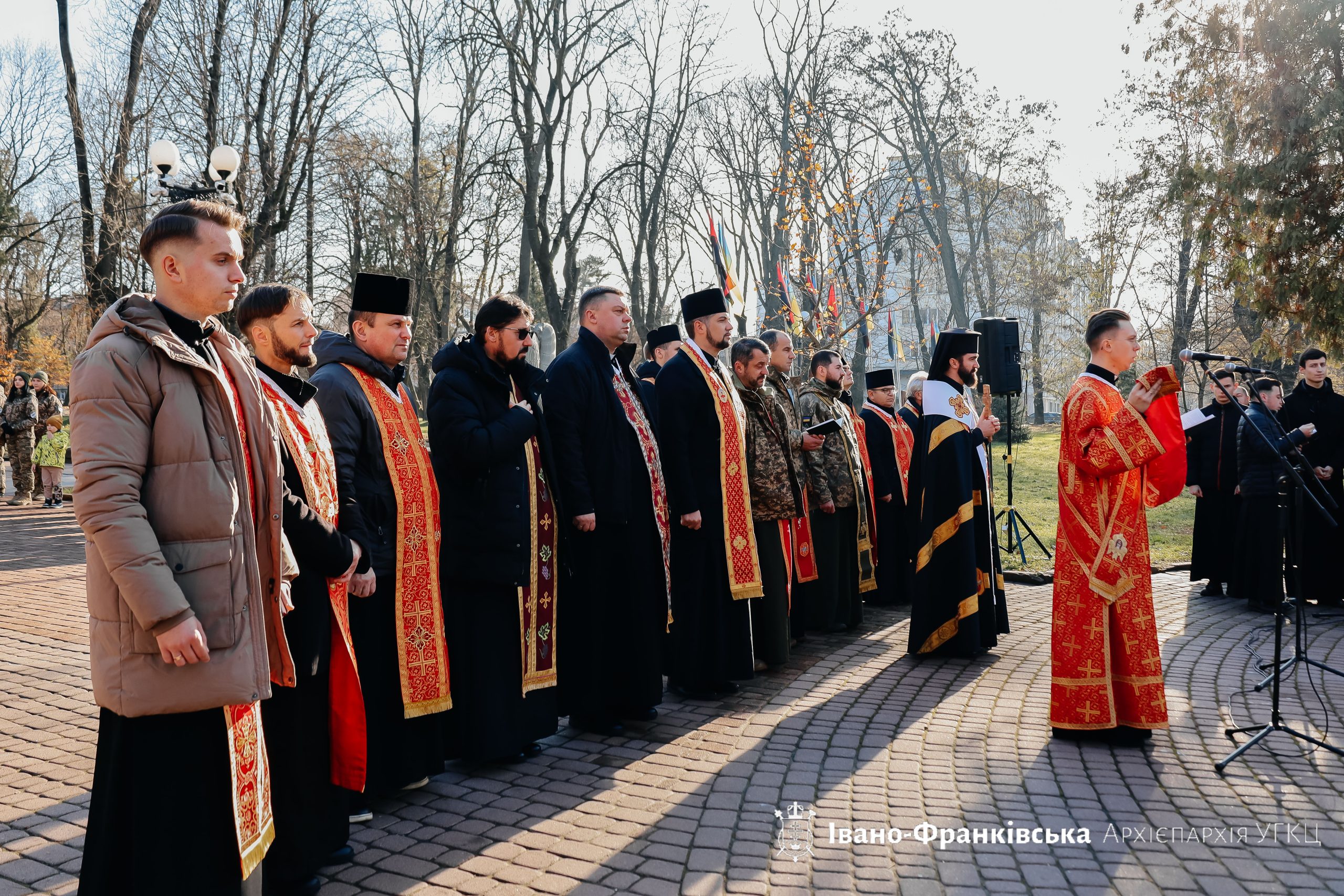 1000 днів повномасштабної війни: у Франківську "Дзвоном пам’яті" вшанували полеглих Захисників