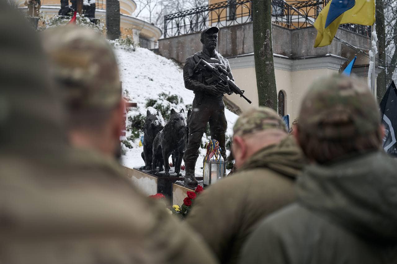 У Києві відкрили монумент Герою України Дмитру Коцюбайлу "Да Вінчі" (Фото)