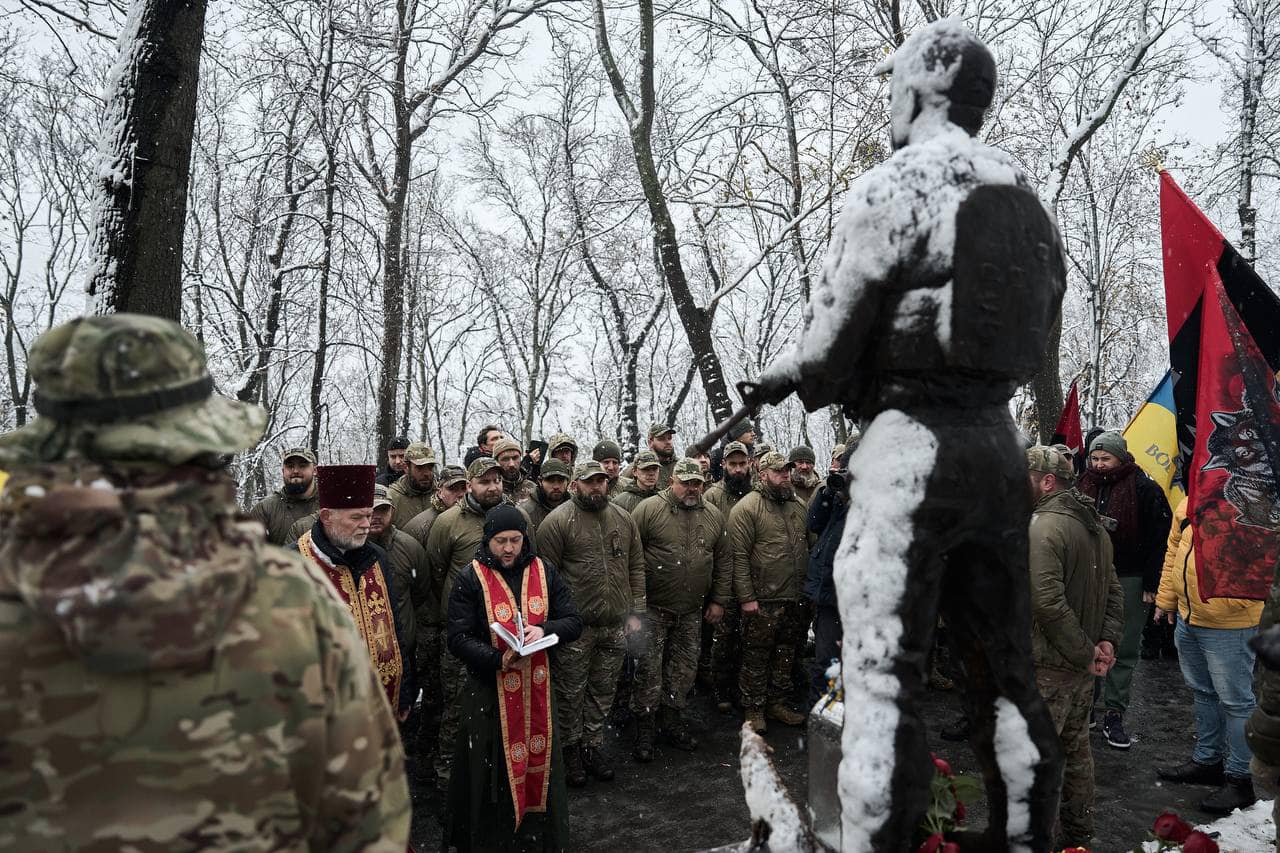 У Києві відкрили монумент Герою України Дмитру Коцюбайлу "Да Вінчі" (Фото)