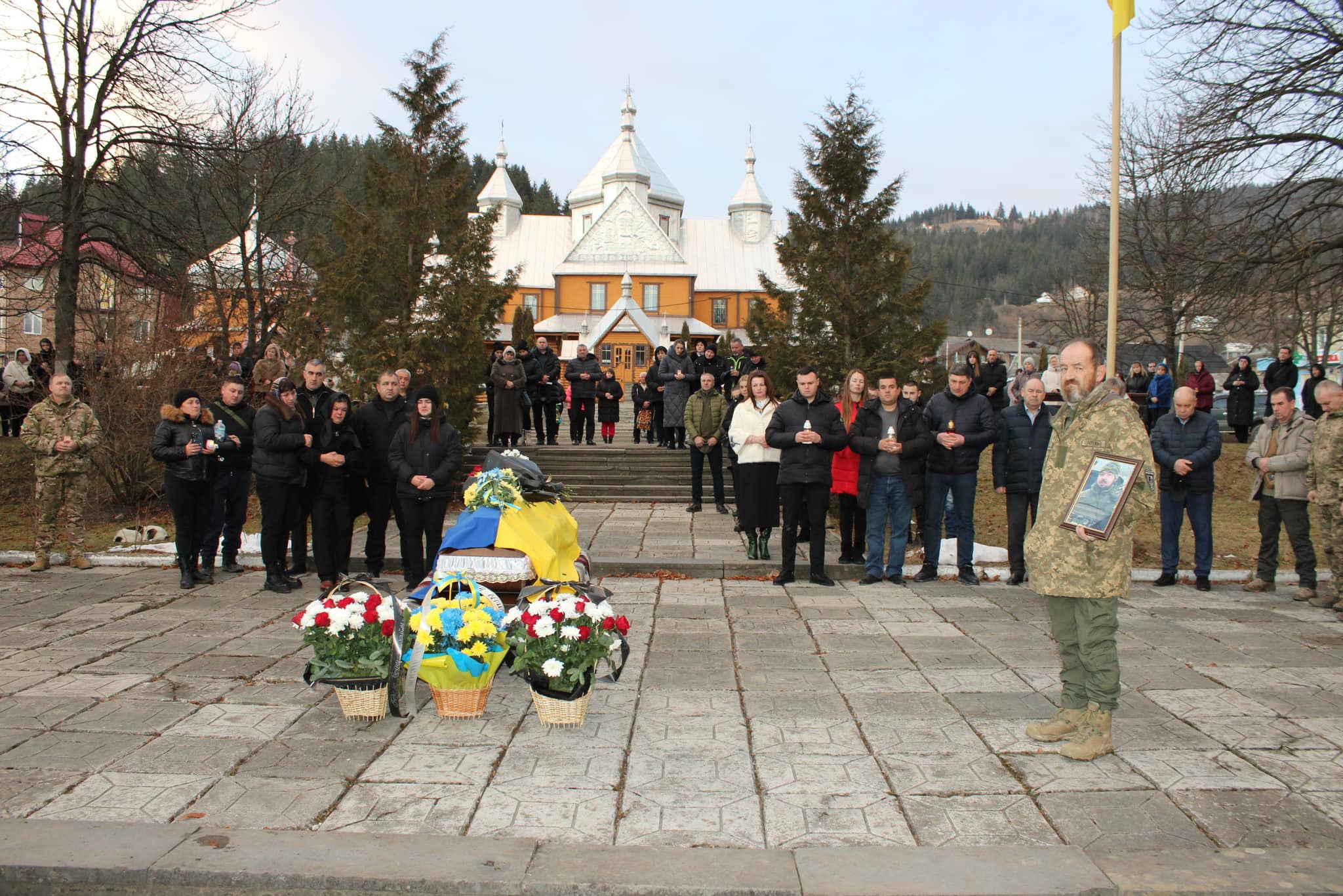 На Верховинщині попрощались із загиблим 28-річним Героєм Михайлом Семенюком (Фото)