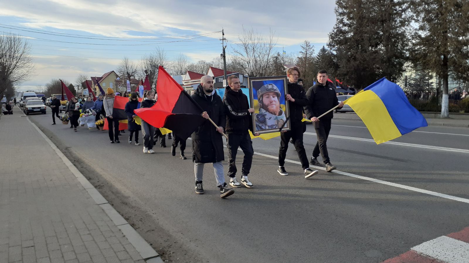 "Світлі мамині очі і велична постава батька": на Прикарпатті попрощалися з бійцем Павлом Стефанівим