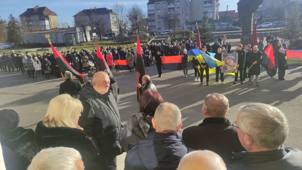 "Світлі мамині очі і велична постава батька": на Прикарпатті попрощалися з бійцем Павлом Стефанівим