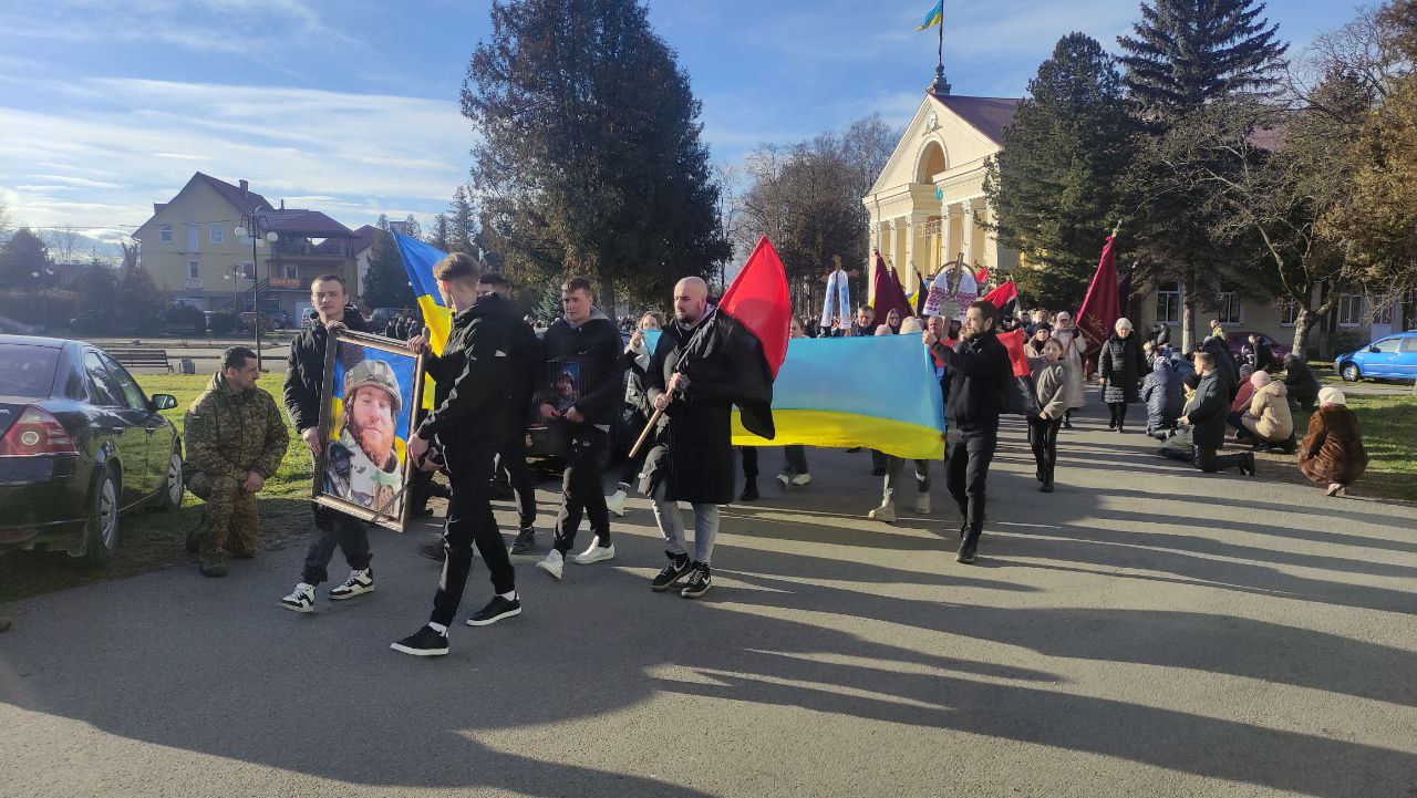 "Світлі мамині очі і велична постава батька": на Прикарпатті попрощалися з бійцем Павлом Стефанівим