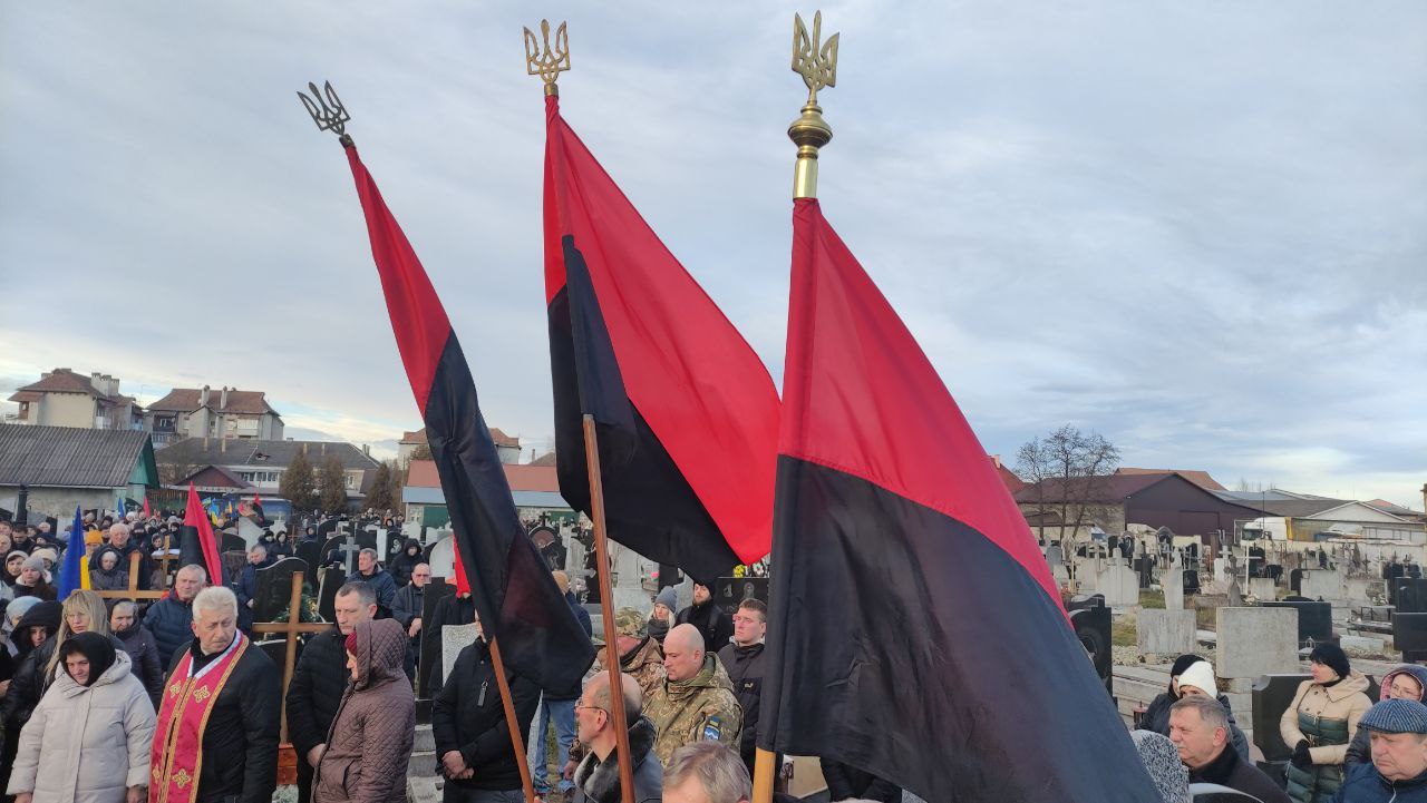 "Світлі мамині очі і велична постава батька": на Прикарпатті попрощалися з бійцем Павлом Стефанівим