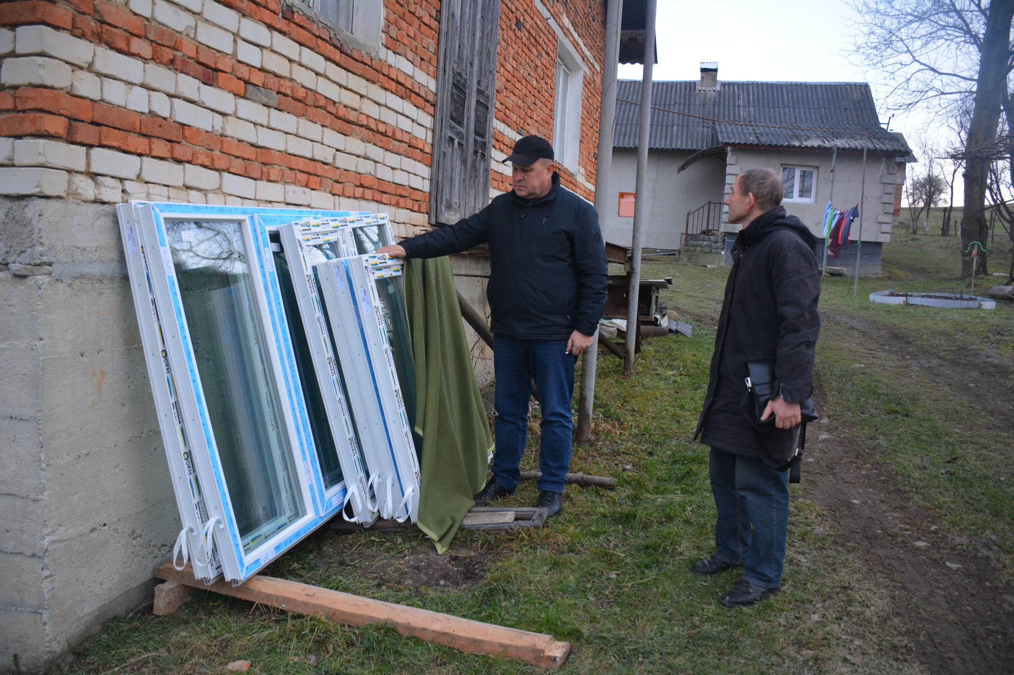 У Надвірнянській громаді замінили вікна в оселях, які постраждали від ракетної атаки