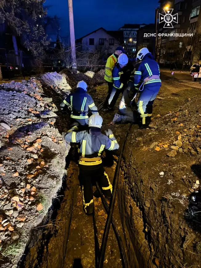 У Франківську вранці чоловіка витягнули з канави (Фото)