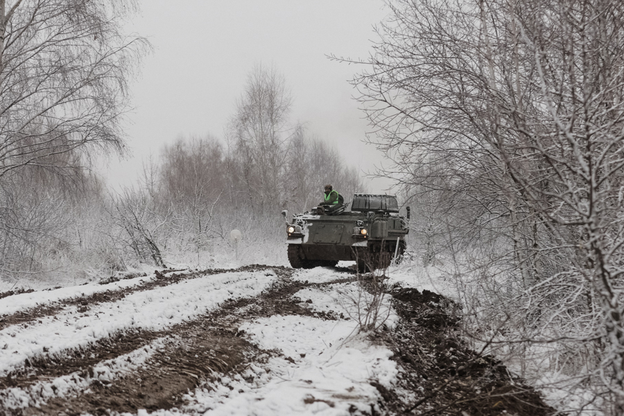 Як механіки-водії опановують бронетранспортер FV432 в умовах, наближених до бойових (Відео)