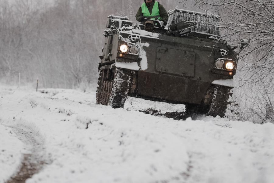 Як механіки-водії опановують бронетранспортер FV432 в умовах, наближених до бойових (Відео)