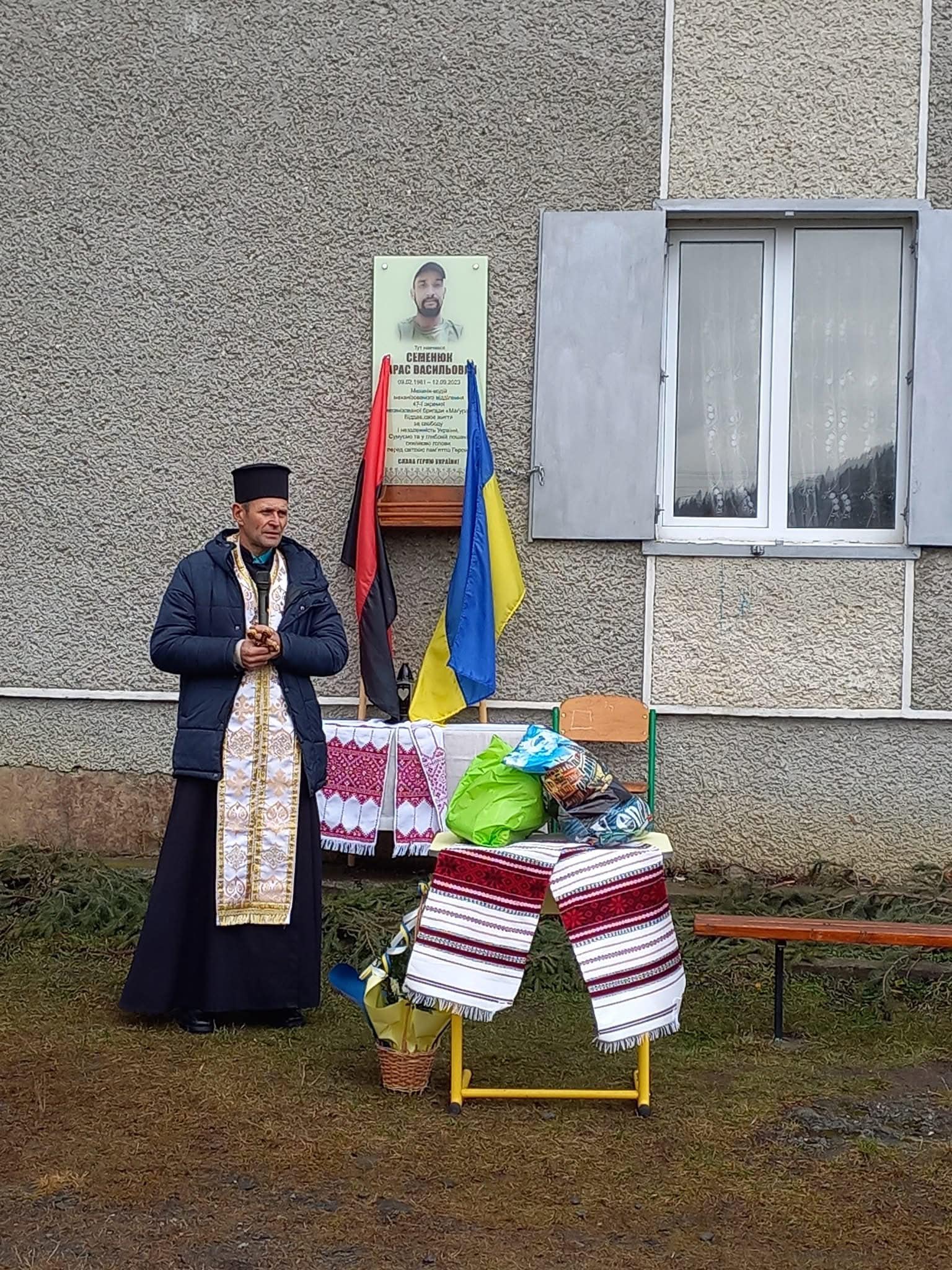 На Прикарпатті відкрили меморіальну дошку загиблому на війні Тарасу Семенюку (Фото)