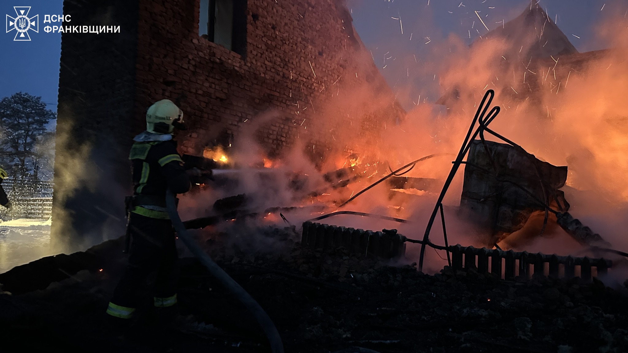 На Прикарпатті понад три години 45 рятувальників та 13 спецавтомобілів гасили пожежу (Фото)